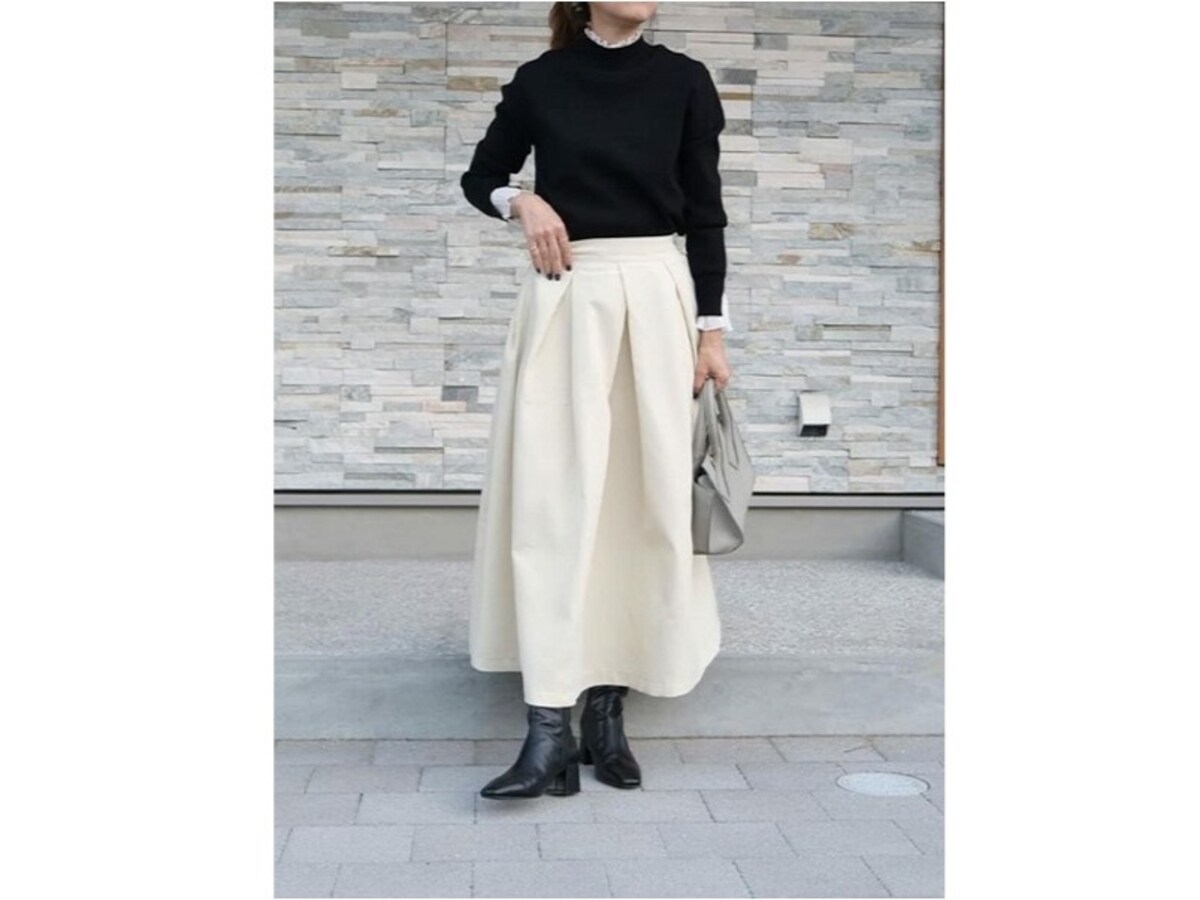 モノトーンのフェミニンスタイルはぜひこの春取り入れたい着こなし　出典：WEAR