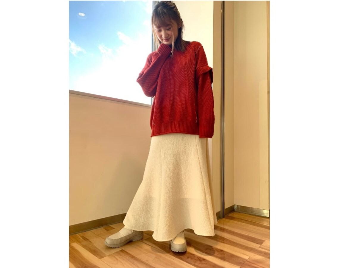 ホワイト系のスノーブーツはフェミニンコーデにもなじませやすい　出典：WEAR