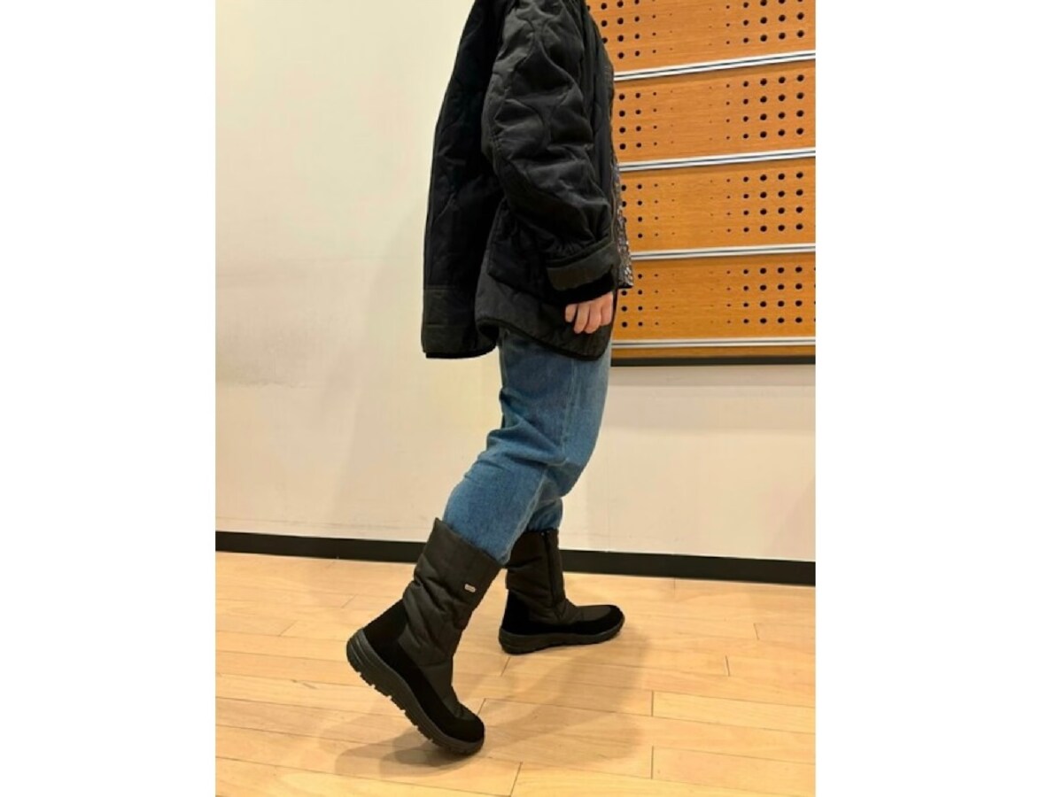 黒ブーツと同じ感覚で使える、黒のスノーブーツはあたたかさ抜群！　出典：WEAR