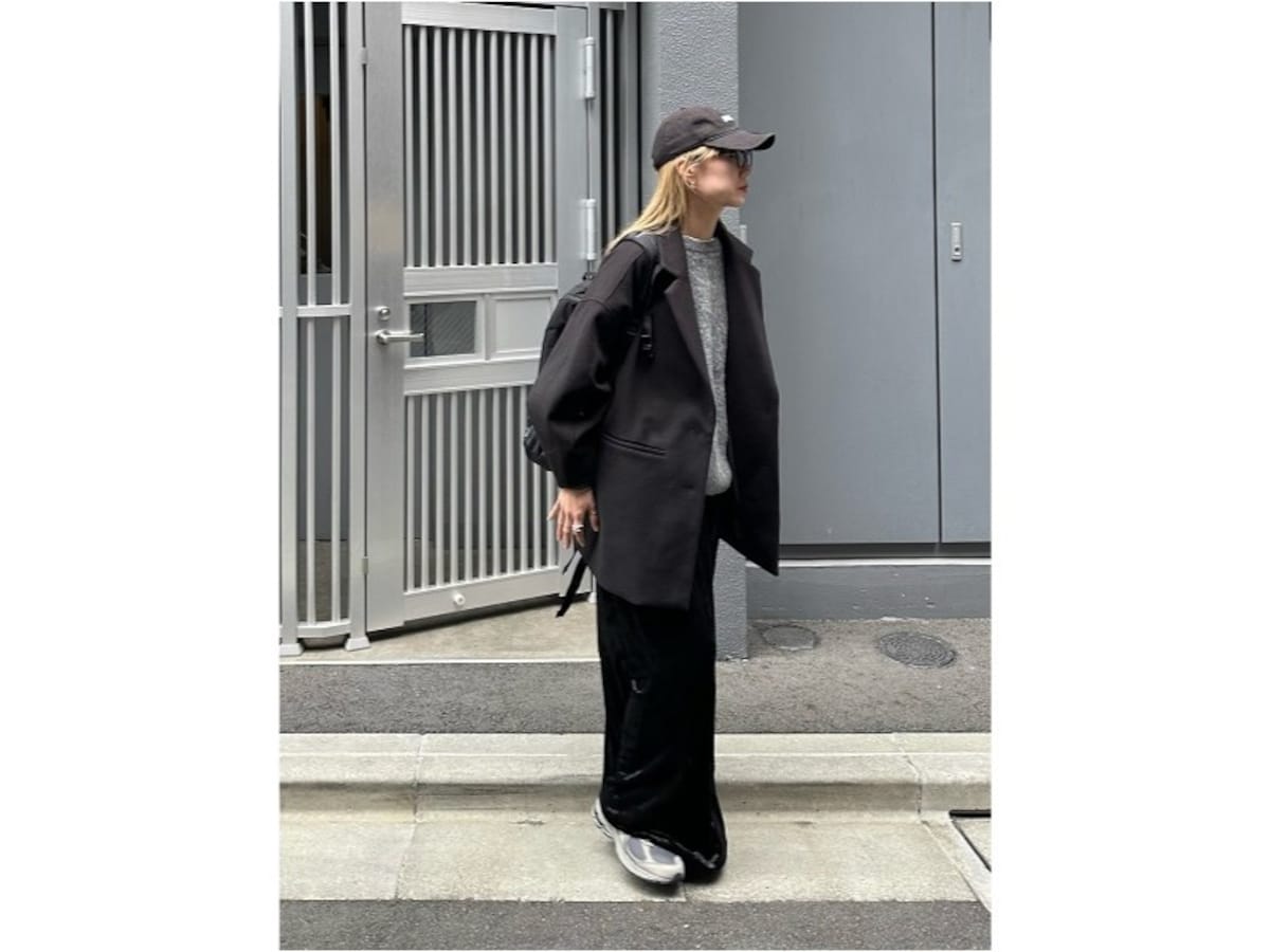 クリーンなチェスターコートとスポーティーなリュックでミックスコーデ　出典：WEAR