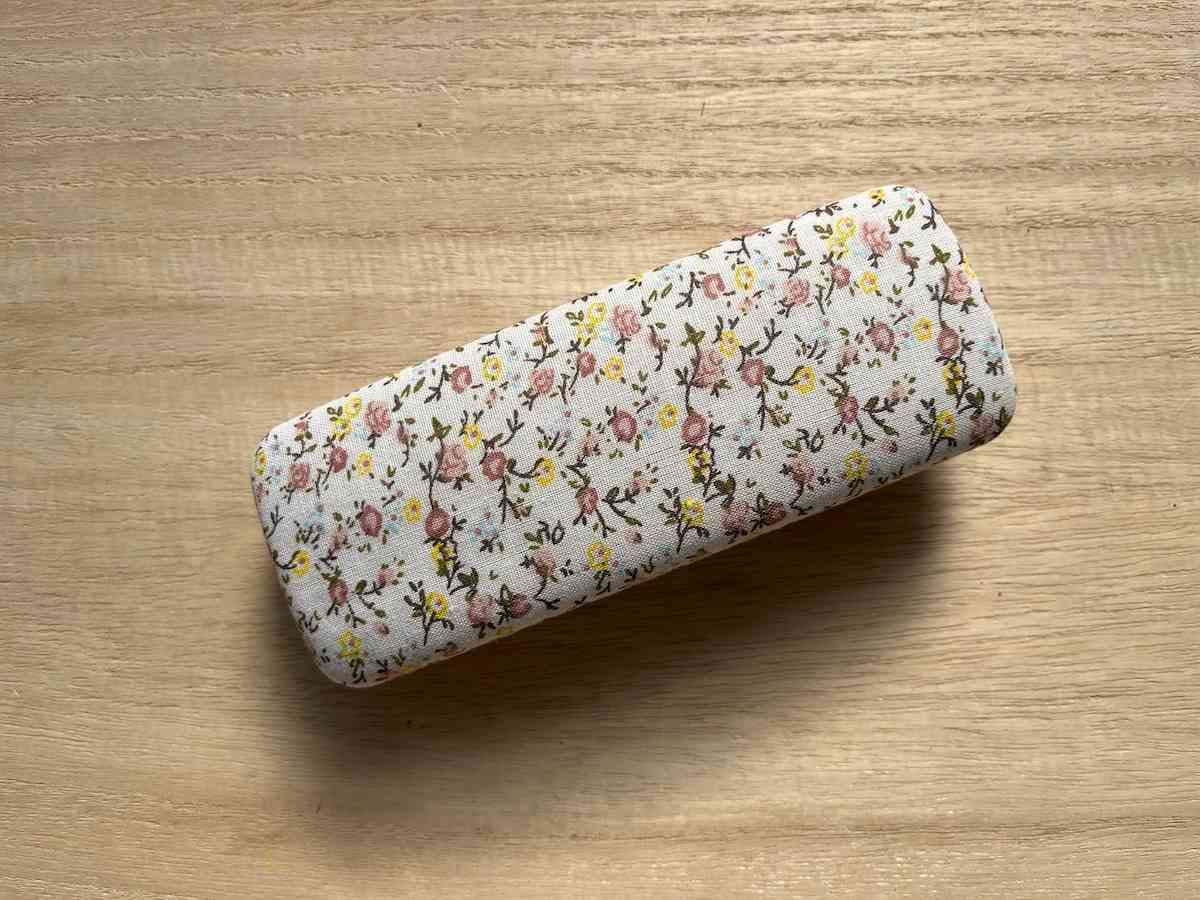 セリアの「メガネケース 花柄」