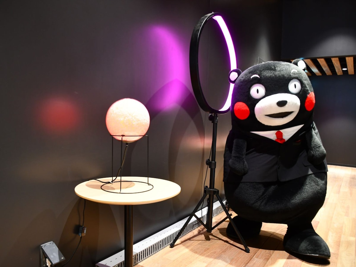「光と音のシンフォニー ライティングオブジェ2023」＝12月16 日、東京都中央区