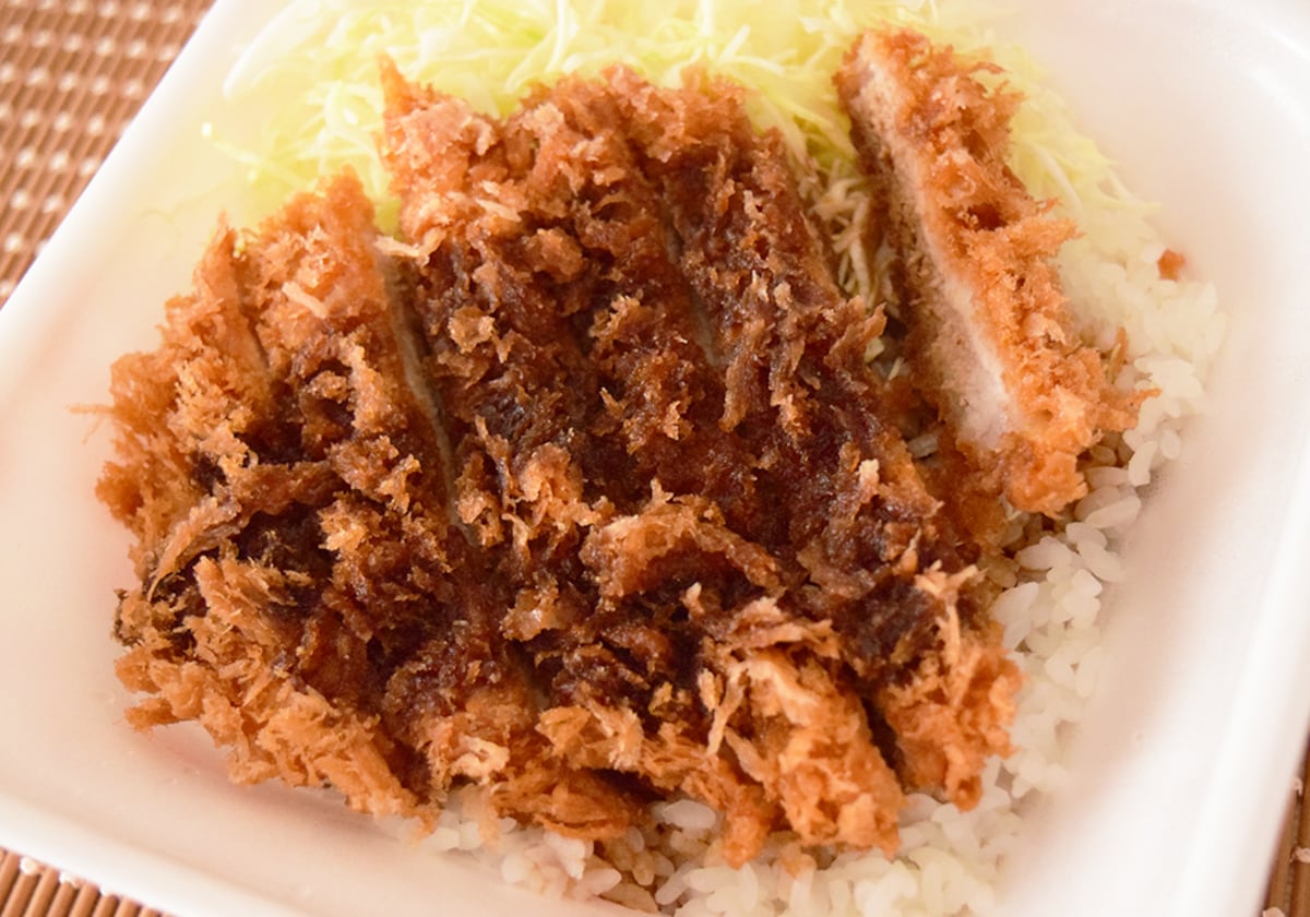 ロースカツ80gの下にシャキシャキなキャベツ、そしてごはん。