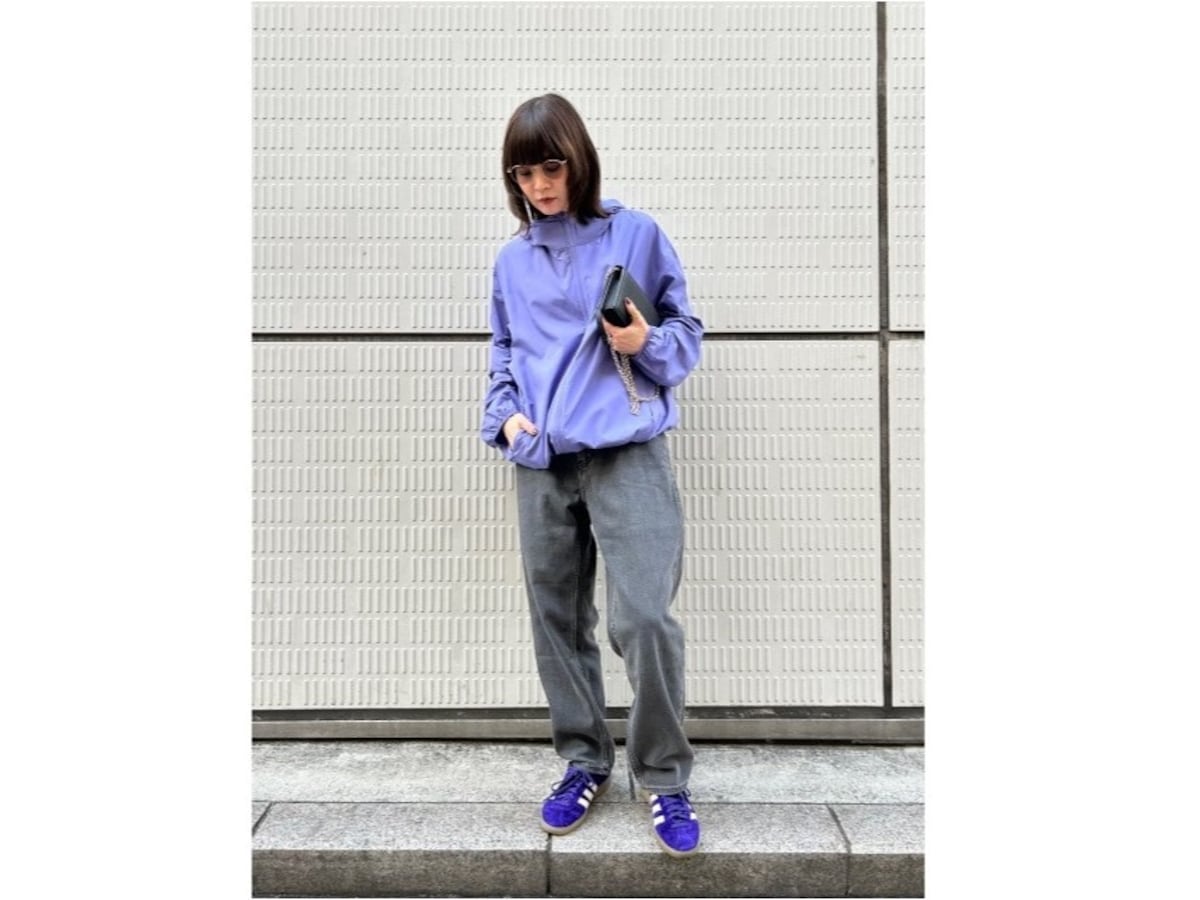 羽織るだけで雨除けにも紫外線対策にもなるパーカがあると安心です　出典：StyleHint