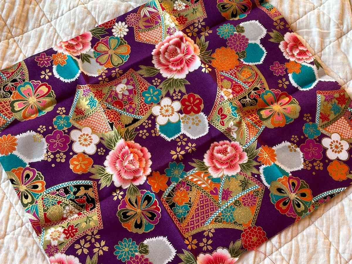 セリアの「カットクロス 金彩 開花3柄」は大胆な花柄が素敵