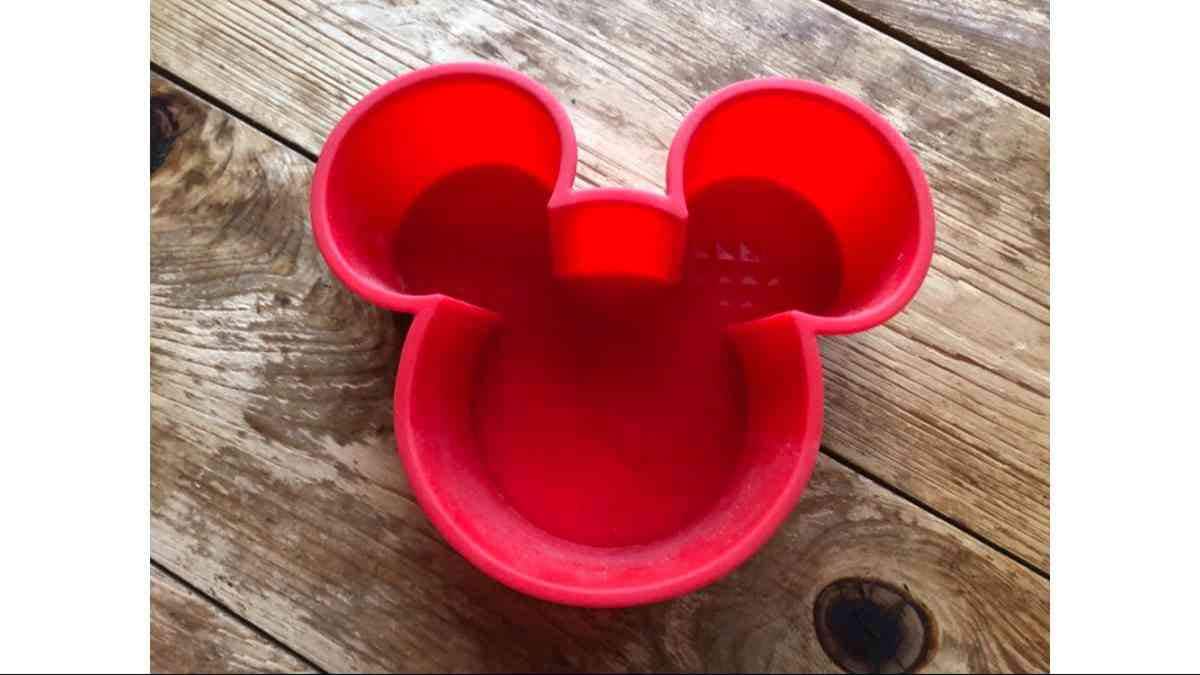 ダイソーにはミッキーのケーキ型も！