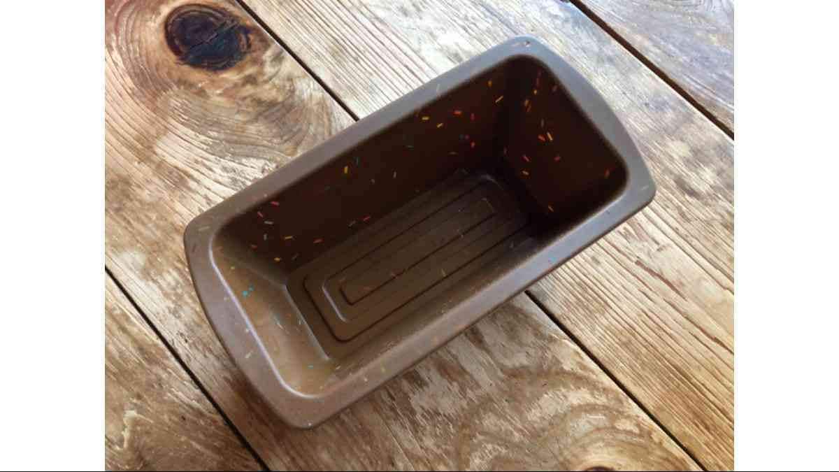 ダイソーの「シリコーンパウンドケーキ型」は電子レンジにも対応