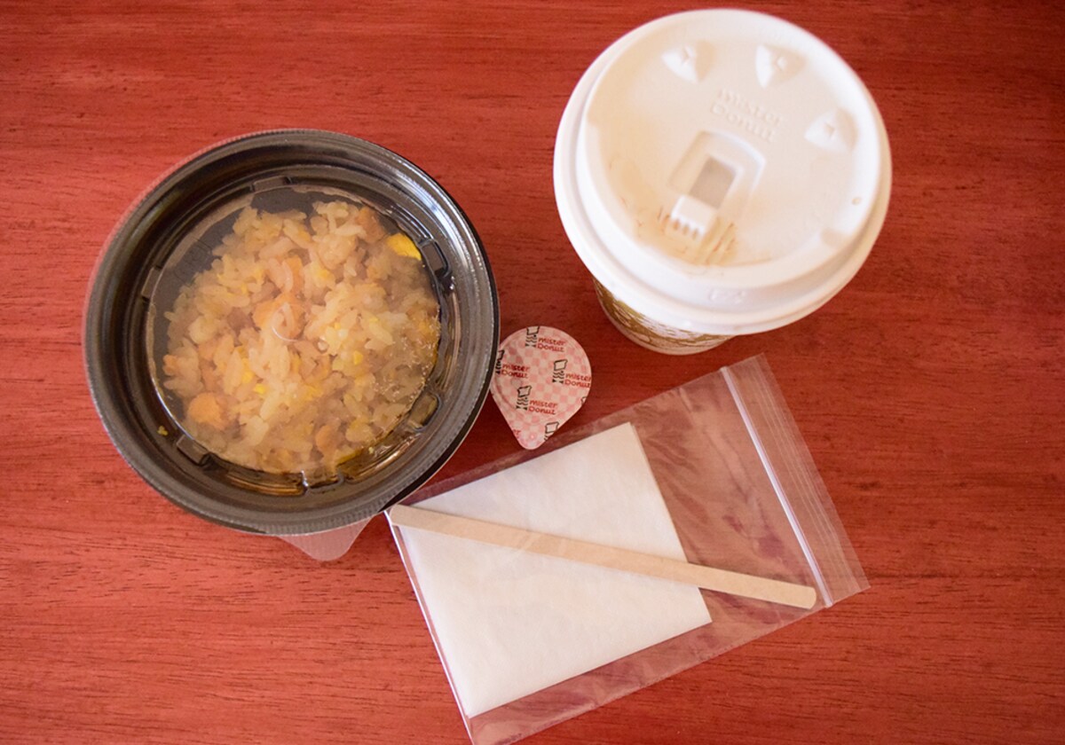 ミスドドリンクセット「たまごチャーハン（ハーフ）＋ドリンク」567円（税込）をテイクアウト。