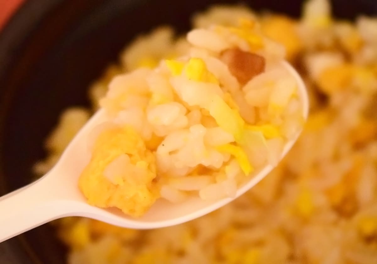 たまごのふわっとした甘みにチャーシューやねぎの風味で万人受けしそうな味わい。