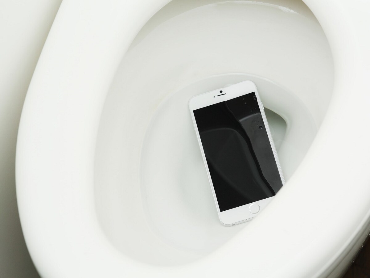 あの水をたたえた小さい穴は、ポケットに入っているスマホや印鑑や社員証などがお好きだそうで、嬉々として吸い込むんだそうですよ……