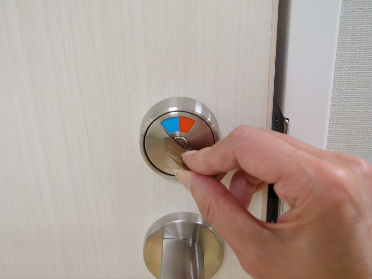さて……と、トイレに座りまして……と。一息つけるかと思いきや度肝を抜かれるハメに