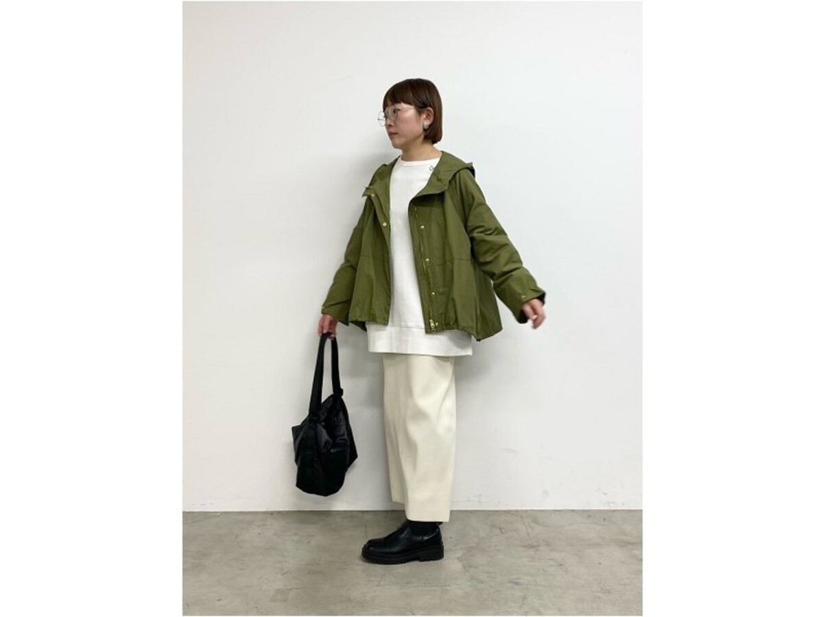 大きなポケットがついているマウンテンパーカは撥水加工もうれしい　出典：WEAR