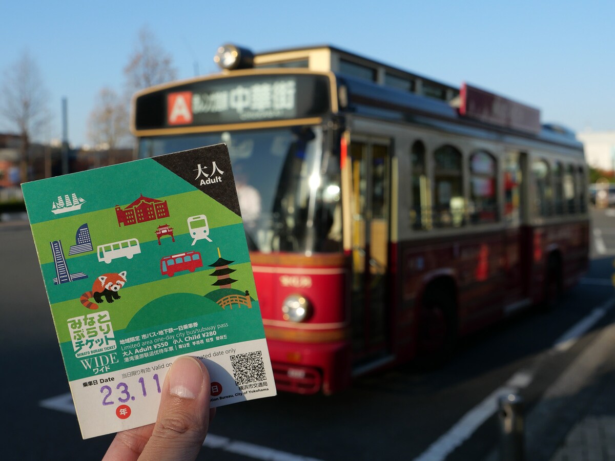 「みなとぶらりチケット」は観光スポット周遊バス「あかいくつ」にも乗車OK