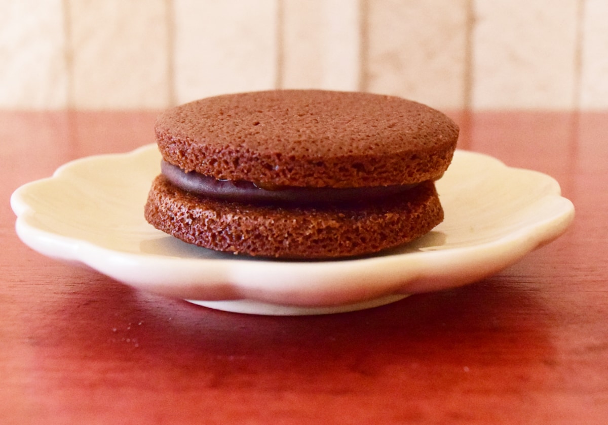 パイやクリームはチョコレートでコーディングされています。