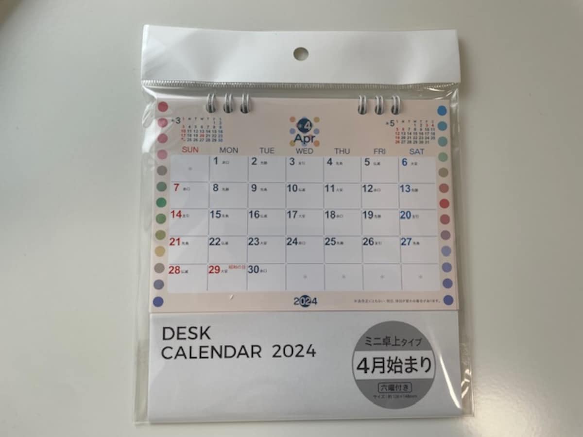 セリアの「4月始まりミニ卓上カレンダー」