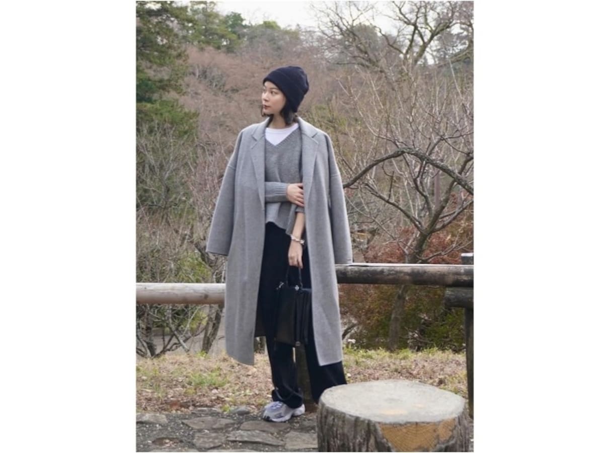 モノトーンコーデでニット帽をシックに見せて　出典：WEAR