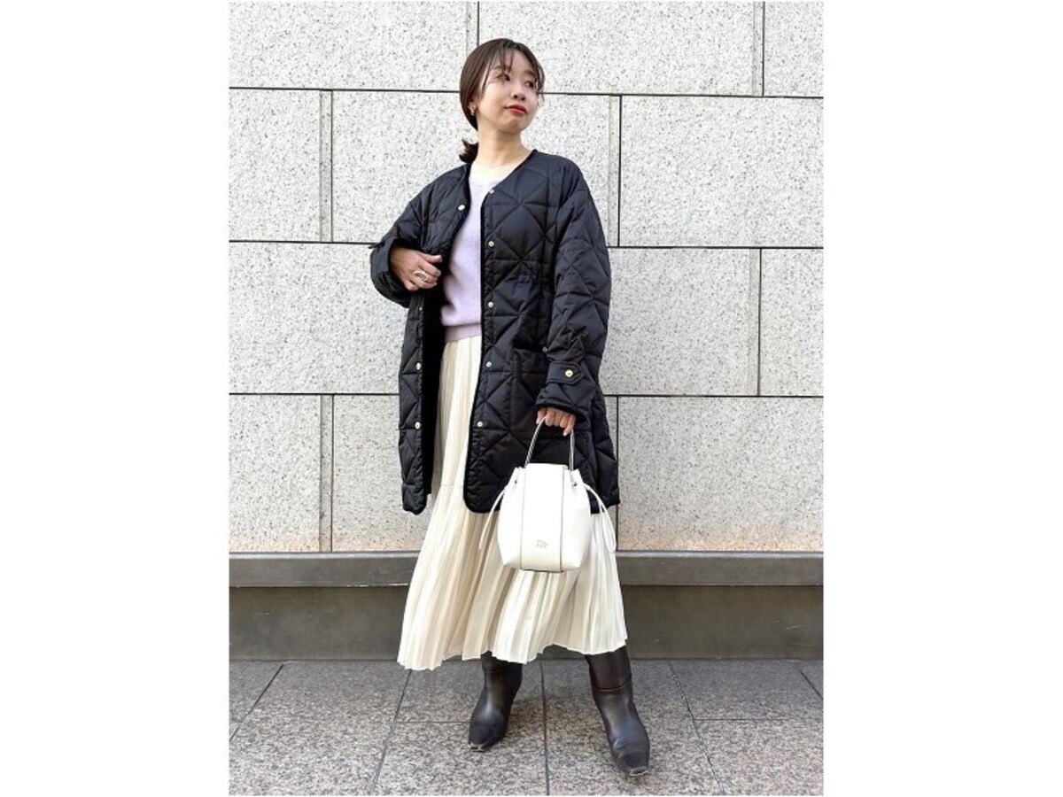 白のスカートとロングブーツでカジュアルなアウターをおしゃれに　出典：WEAR
