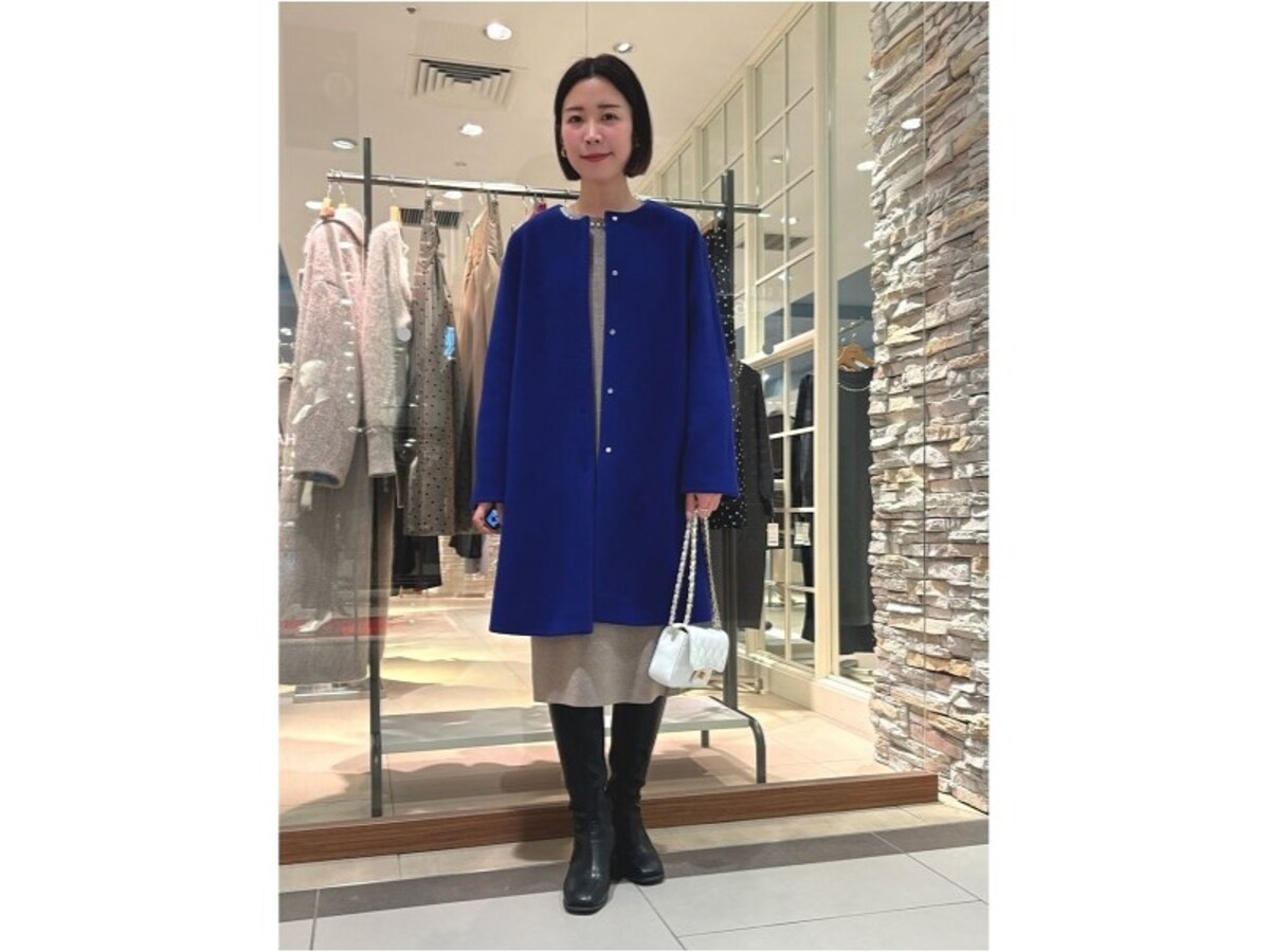 存在感のあるきれい色のコートはロングブーツでスマートに合わせて　出典：WEAR