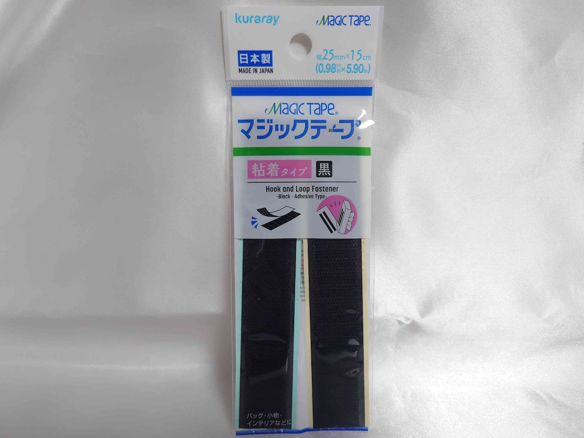 ダイソーの「マジックテープ（黒、粘着タイプ、25mm×15cm）」