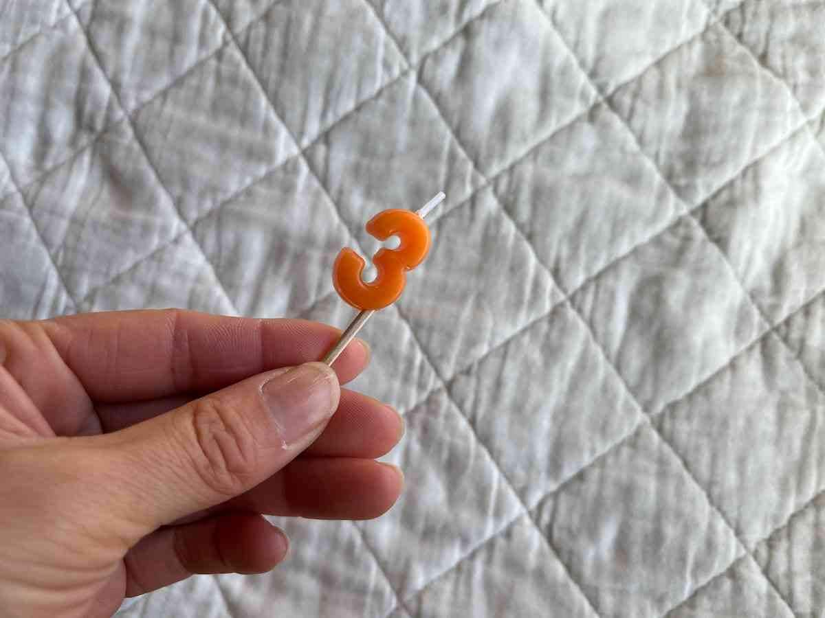 セリアの「キャンドルピック」はカラフルでケーキを華やかにしてくれる