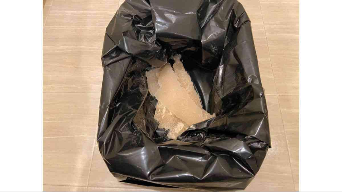 ダイソーの「緊急簡易トイレ １回分」は凝固剤付きでしっかりと固まる
