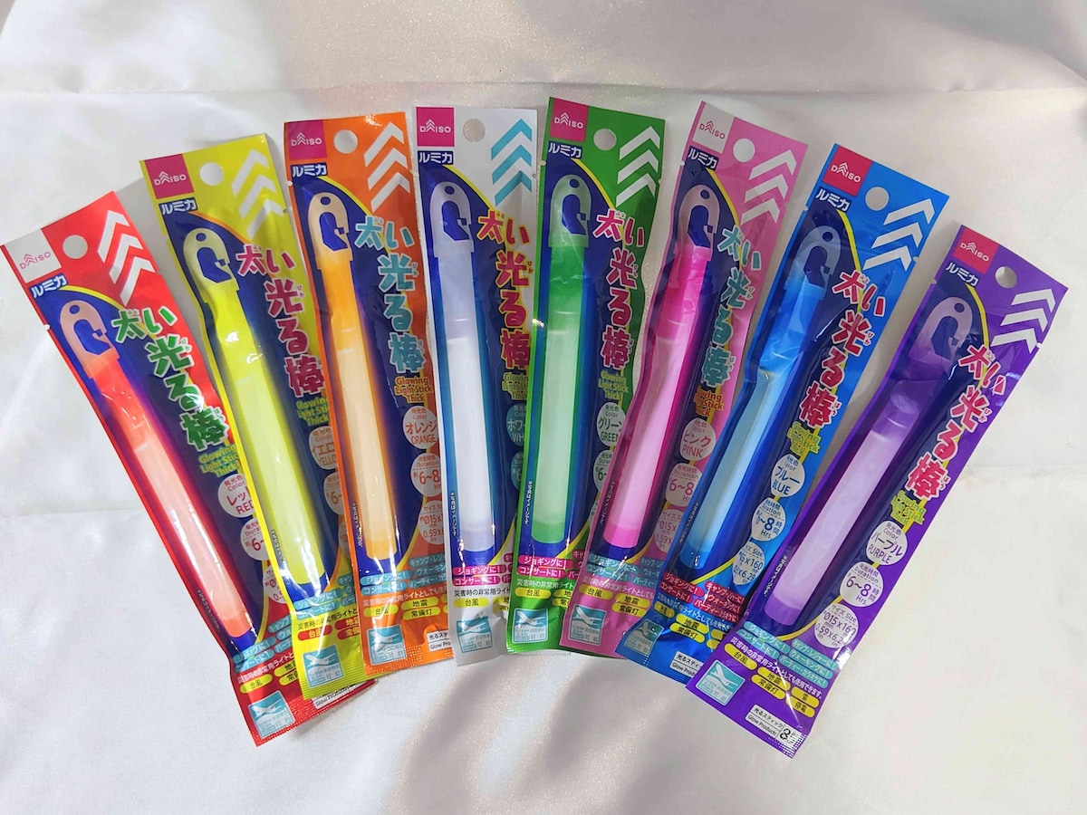 ダイソーのペンライト「太い光る棒」全8種類は各110円（税込）で購入できる