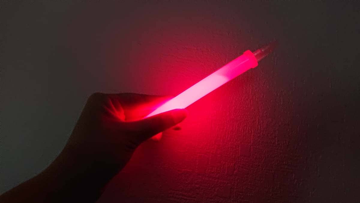 ダイソーの「太い光る棒 レッド」の光り方