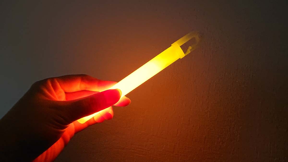 ダイソーの「太い光る棒 オレンジ」の光り方