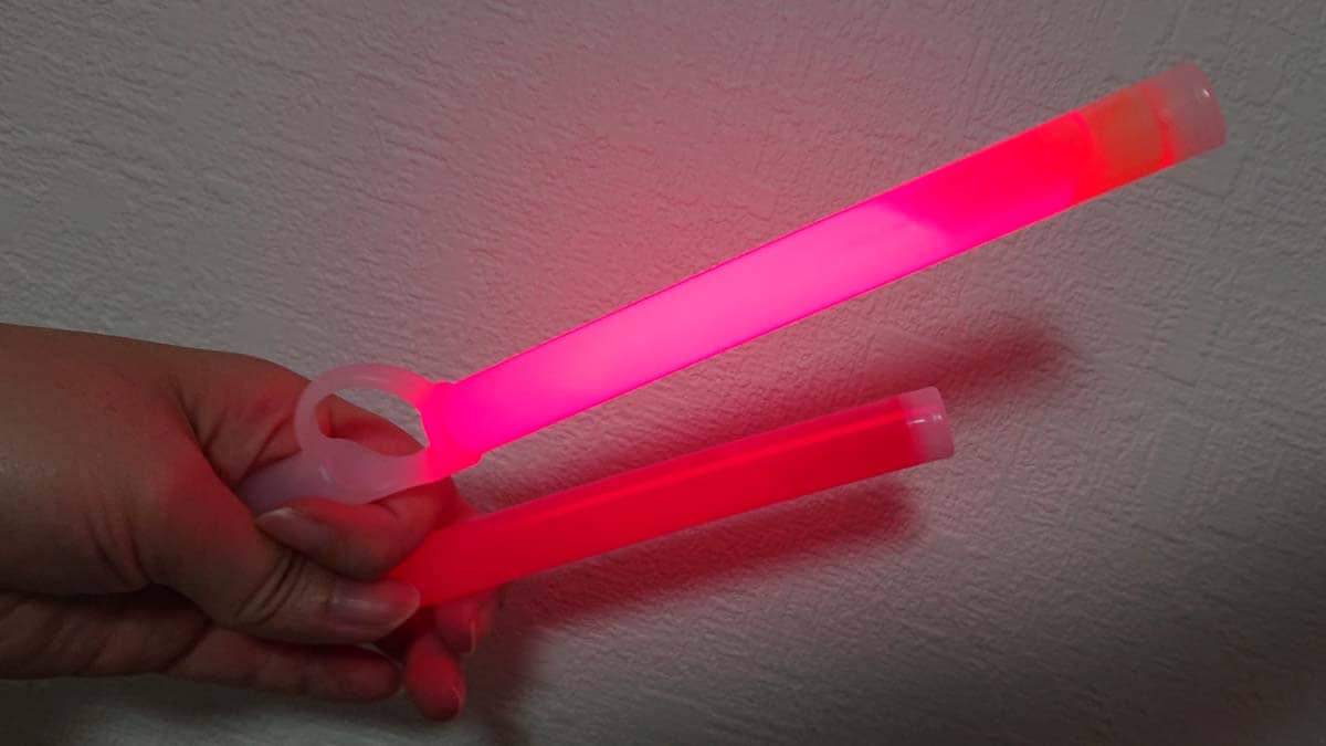 ダイソーの「激しく光る棒 レッド」（上）、「太い光る棒 レッド」（下）を比較