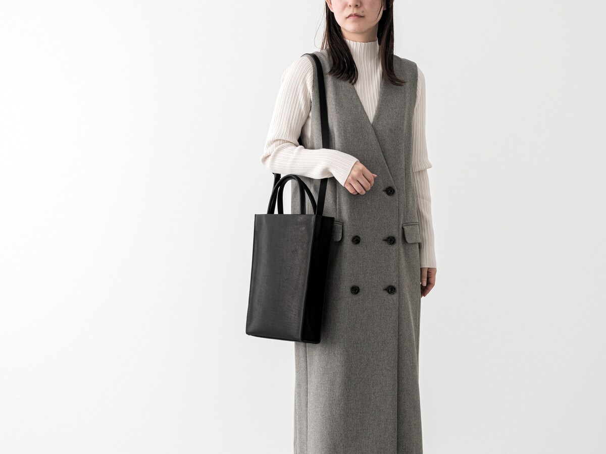 縦型トートを持った女性