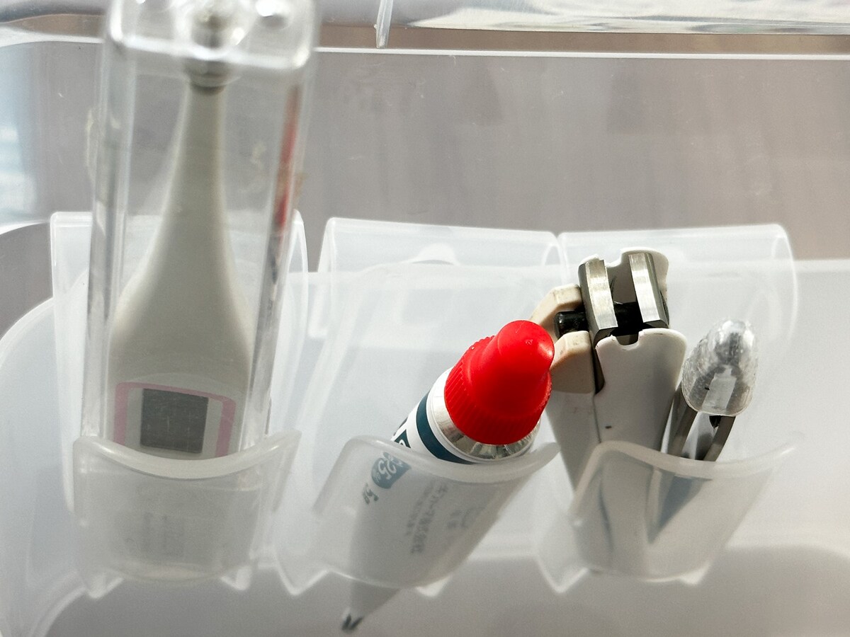 薬味チューブホルダーに体温計、チューブの薬、毛抜と爪切り