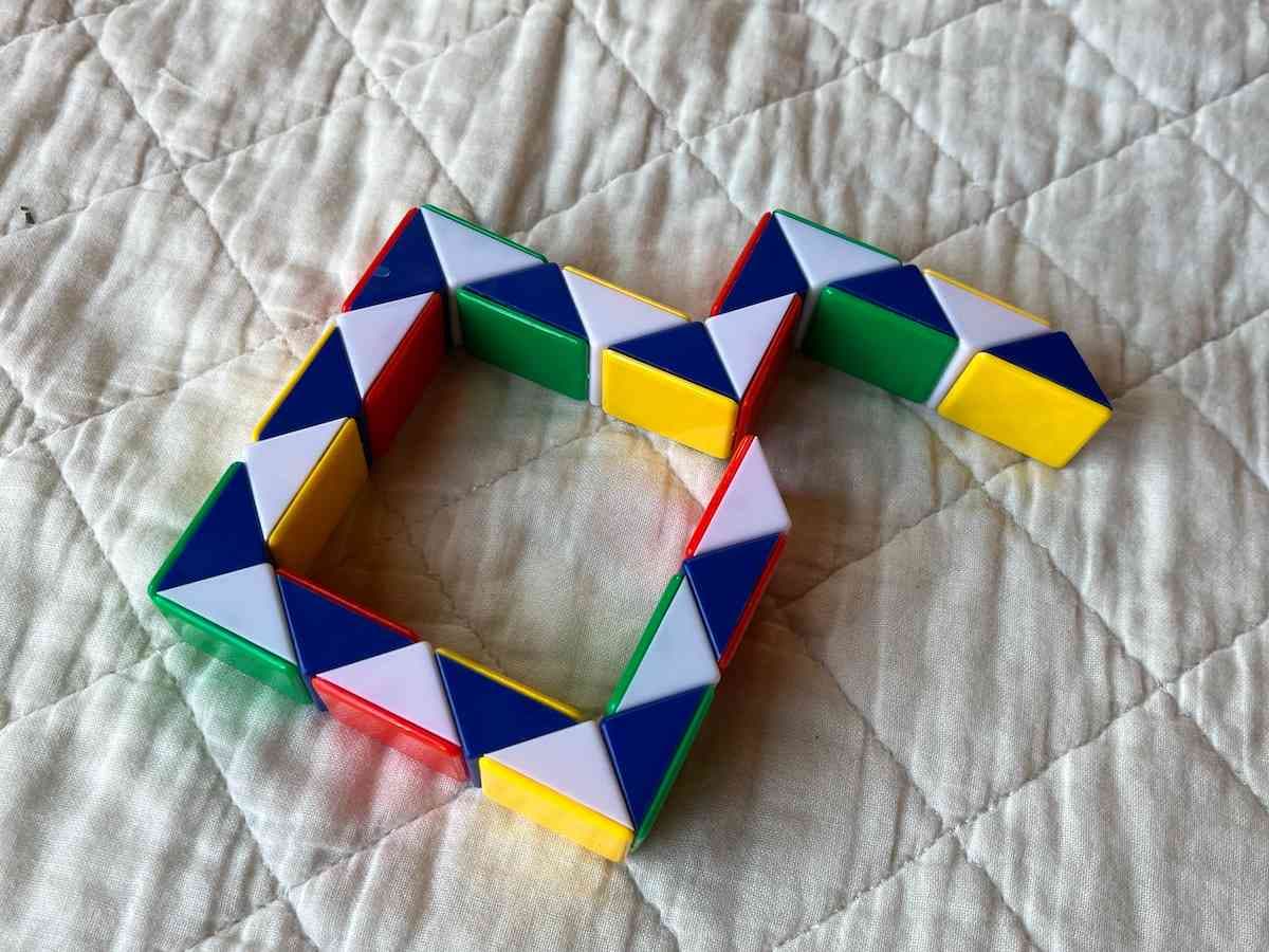 セリアの「くねくねパズル」は自由にいろいろな形を作れる