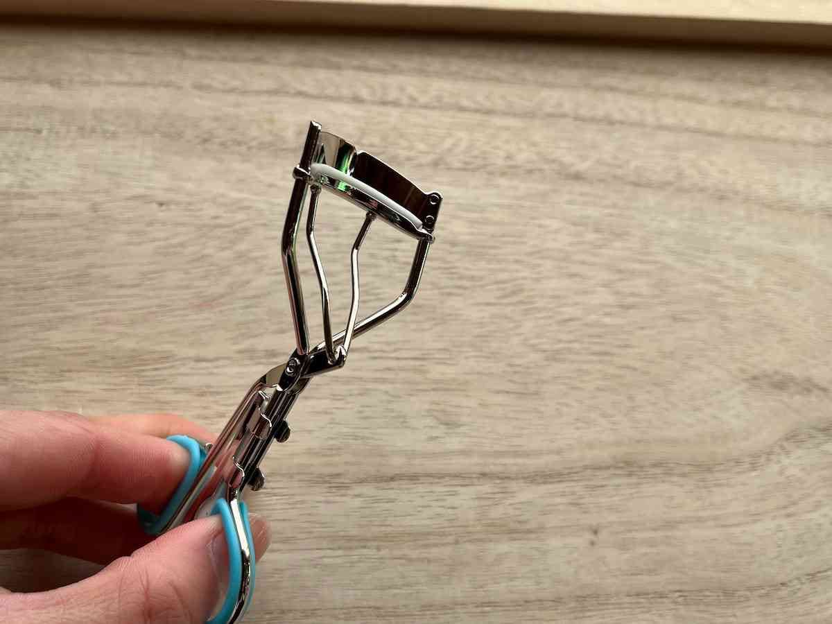 セリアの「まつげカーラー」のゴムは硬め