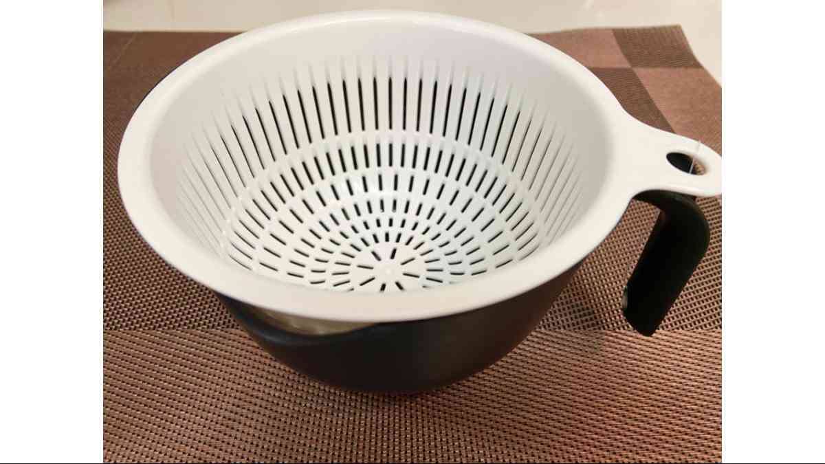 ダイソーの「ハンドルボウル（ザル付、700mL）」