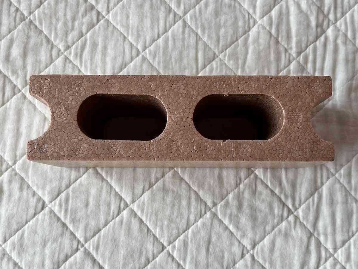 セリアの発泡スチロール「ミニブロック」は穴が2つ