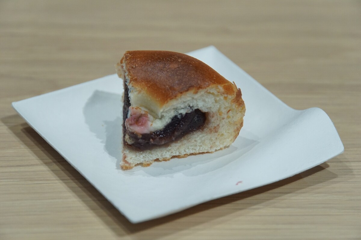 あんパンはパン屋の店頭に並び立てという感じで、温かいあんパンもなかなかおいしいです（筆者撮影）