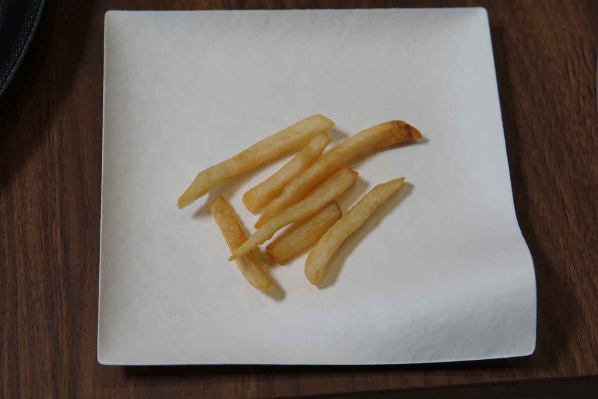 細めのフライドポテトは中までカリカリになりがちですが、外はカリッとしつつ中は柔らかさが残っていました（筆者撮影）