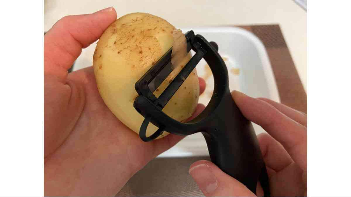 ダイソーの「黒い セラミックピーラー」はジャガイモの皮を薄く剥ける