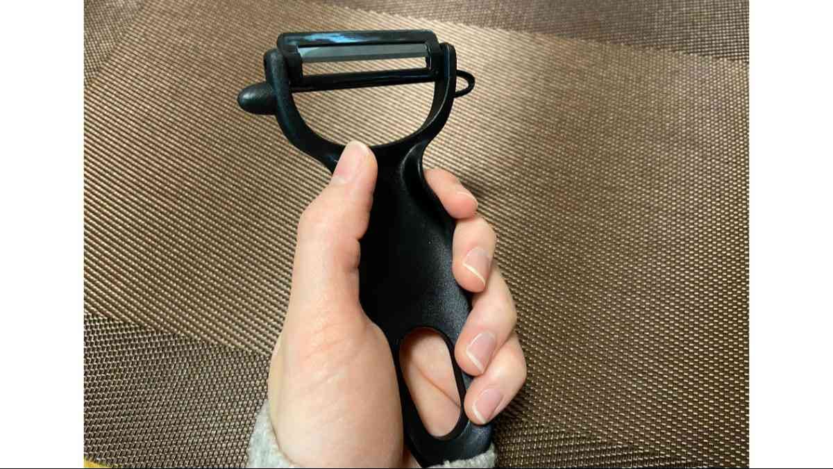 ダイソーの「黒い セラミックピーラー」は握りやすいサイズ感