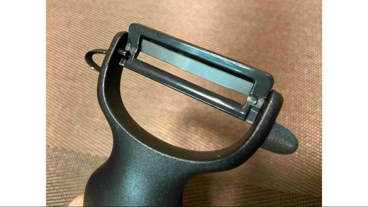 ダイソーの「黒い セラミックピーラー」のセラミック刃