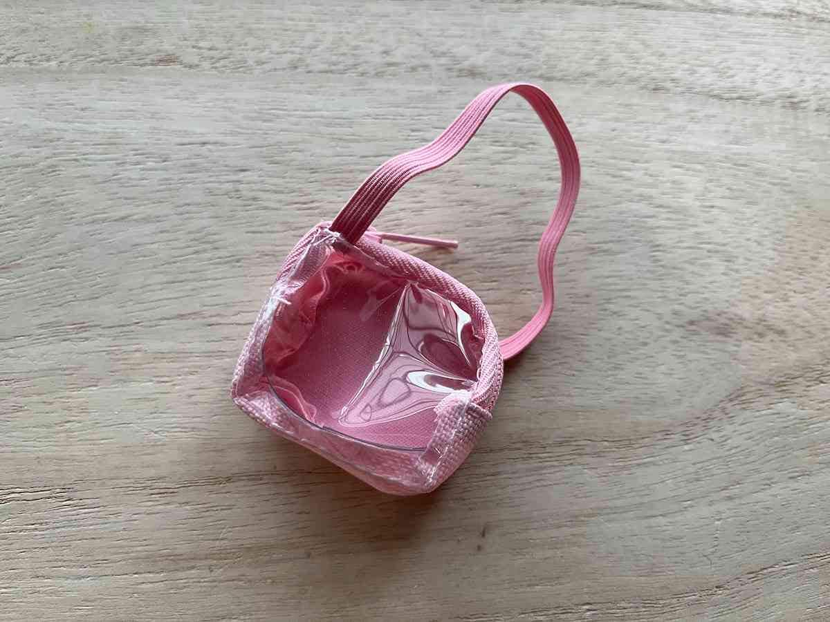 セリアの「ヲタコレ ぬいぐるみ用ショルダーバッグ」は缶バッジも入る