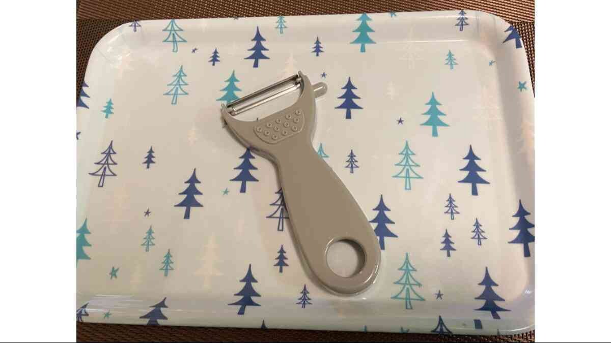 ダイソーの「多機能ピーラー」はコンパクトで使いやすい
