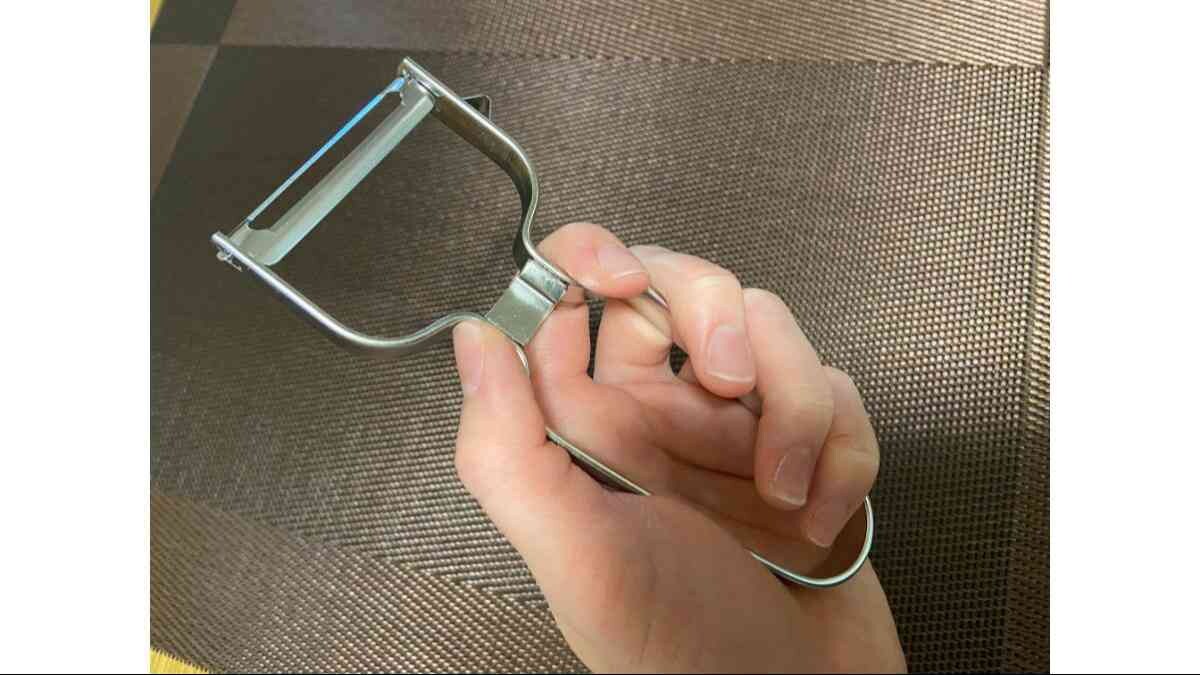 ダイソーの「オールステンレスピーラー（横型）」は手にフィットして使いやすい