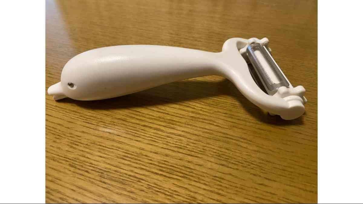 ダイソーの「3WAY 回転式ピーラー」は大きめサイズ＆持ち手がイルカのデザイン