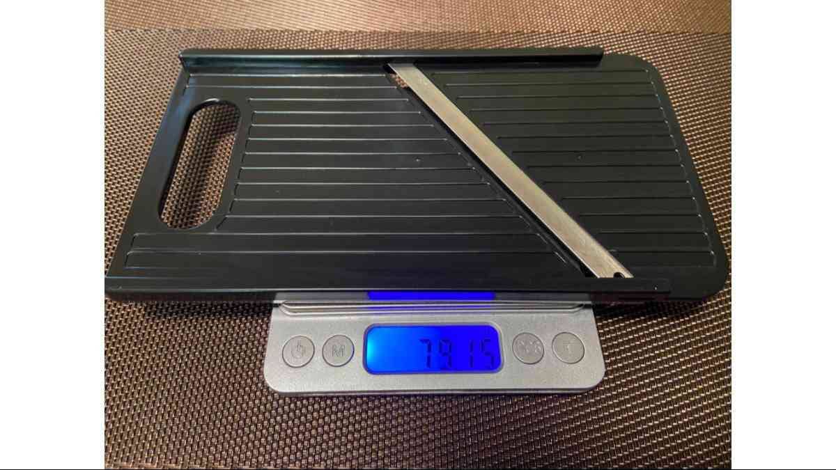 ダイソーの「マルチスライサー（黒）」は軽くて使いやすい