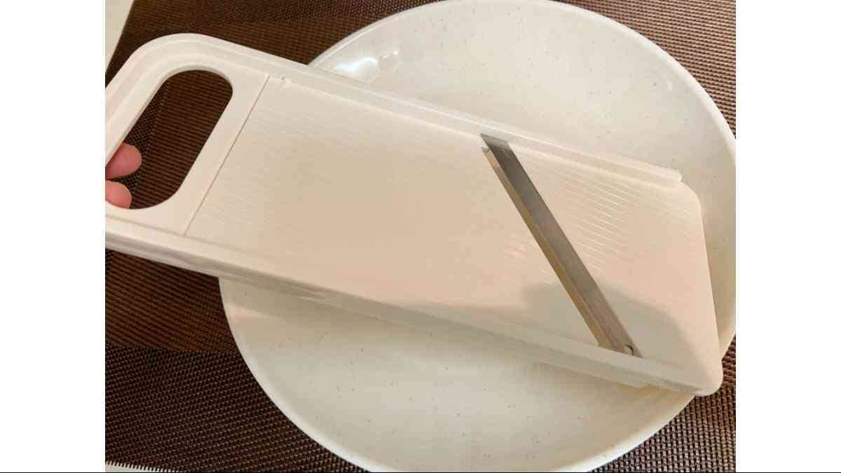 ダイソーの「厚み調節スライサー」は厚みを7段階で調節可能