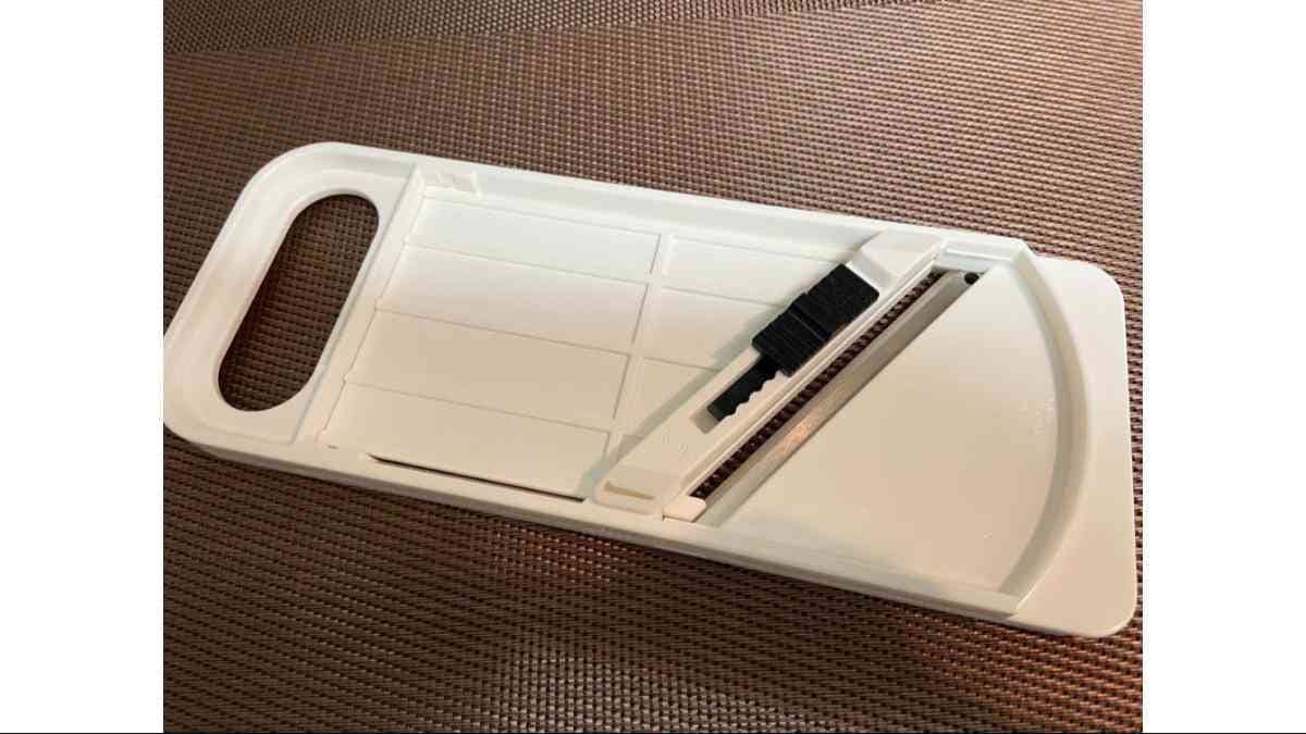 ダイソーの「厚み調節スライサー」は背面でスライスの厚みを調節