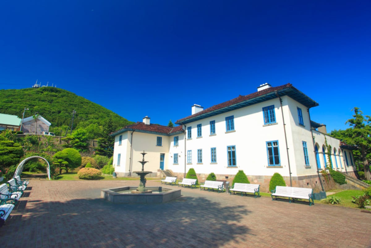 函館市旧イギリス領事館と函館山遠望