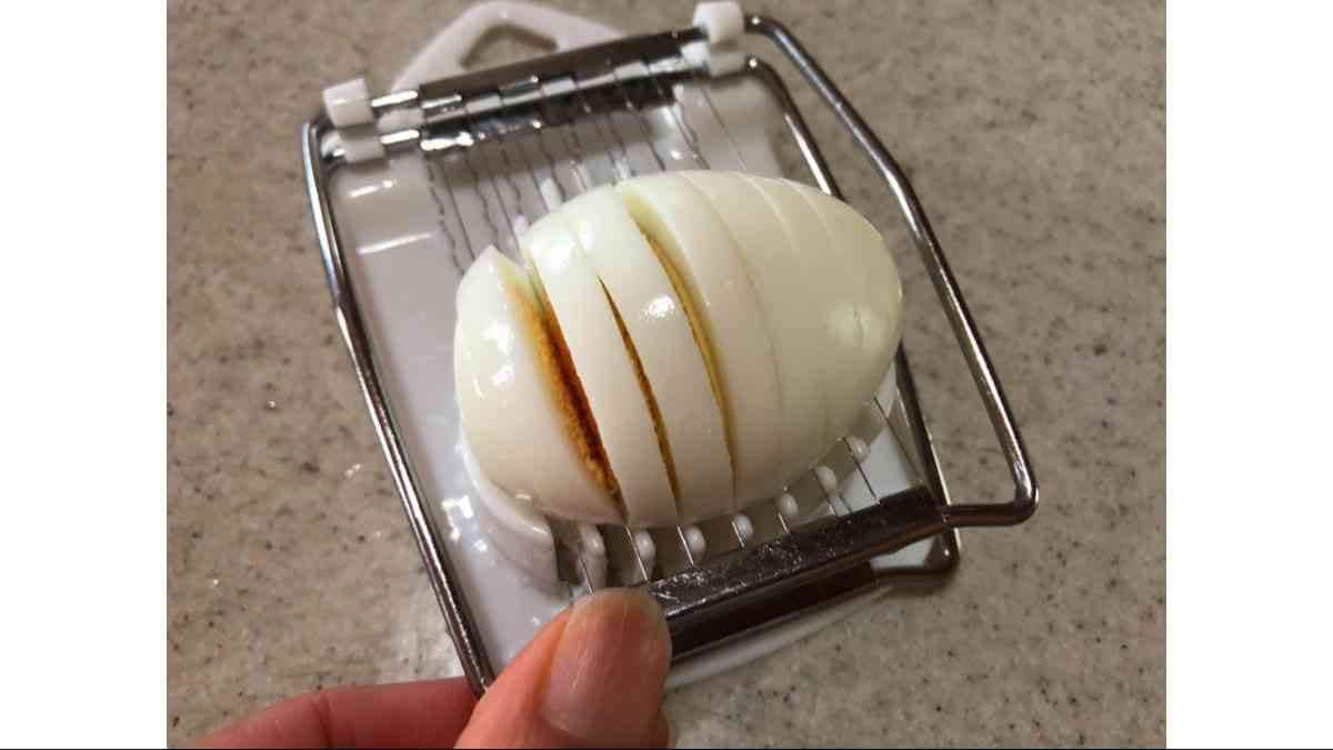 ダイソーの「2通りのスライスができるエッグスライサー」でカットしたゆで卵