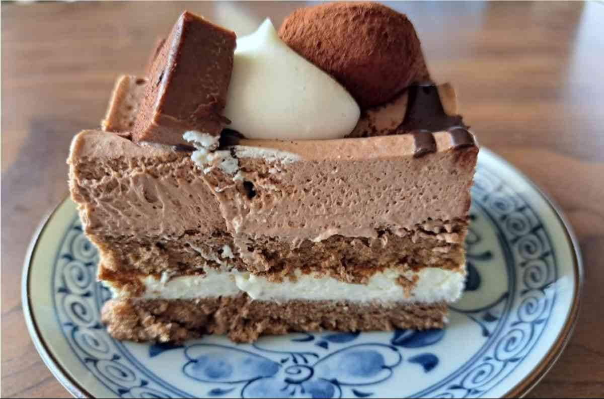 ふんわりととろけるような食感に、もちもちの生チョコ大福が絶妙。